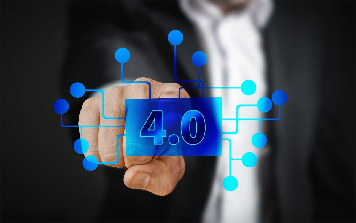 Imagem com o numero 4.0 em azul e imagem de um homem ao fundo